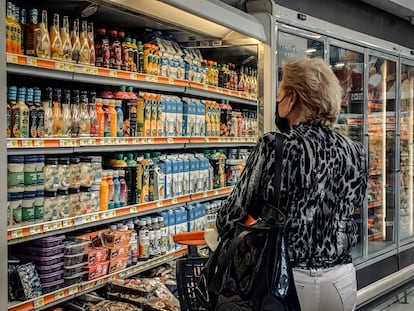 Una mujer compra alimentos en un supermercado de la Colonia Roma, en Ciudad de México, el 10 de junio de 2022.