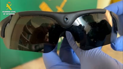 Las gafas de sol con cámara oculta integrada que usaba el presunto agresor y que la Guardia Civil ha incautado durante la operación.