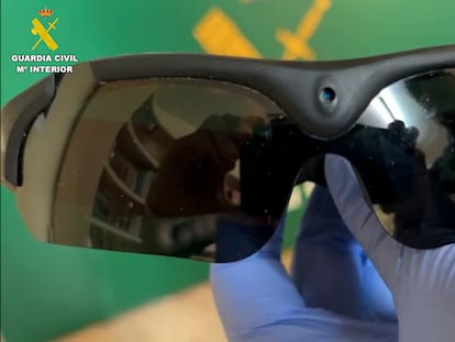 Las gafas de sol con cámara oculta integrada que usaba el presunto agresor y que la Guardia Civil ha incautado durante la operación.