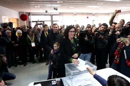 La candidata número dos de ERC, Marta Rovira, vota en Vic (Barcelona).