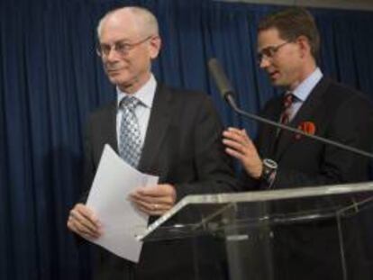 El presidente del Consejo de Europa, Herman Van Rompuy (izda), y el primer ministro finlandés, Jyrki Katainen (dcha), tras dirigirse a los medios de comunicación tras su reunión en Helsinki (Finlandia).