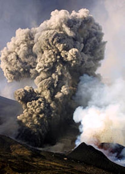 El volcán presenta cinco grietas, de las que brotan magma, piedras y gases. En la imagen, una de las bocas, ayer por la tarde.