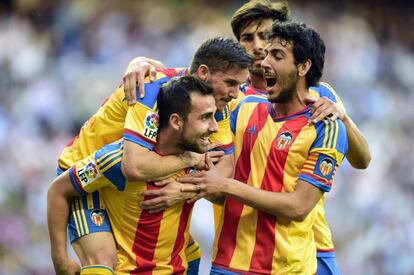 Los jugadores del Valencia felicitan a Alcácer