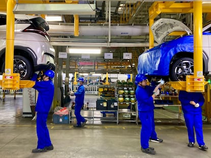 Operarios trabajan en la línea de montaje de un modelo eléctrico del gigante chino BYD en la fábrica de la compañía en Xi'an, el pasado 30 de octubre.