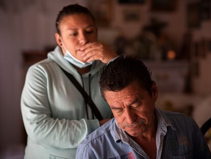 Los padres de Margarita Cuevas, en su casa en Xochimilco, en Ciudad de México. Cuevas desapareció el 4 de junio en la zona.
