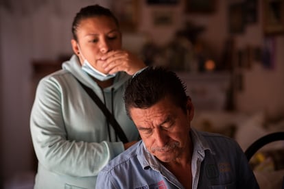 Los padres de Margarita Cuevas, en su casa en Xochimilco, en Ciudad de México. Cuevas desapareció el 4 de junio en la zona.