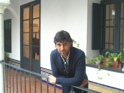 El artista Arc&aacute;ngel en la sede del Instituto Andaluz del Flamenco en Sevilla.