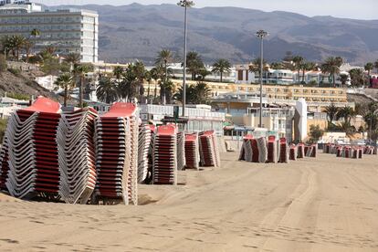 Hoteles cerrados y tumbonas recogidas este miércoles en Playa del Inglés (Gran Canaria).