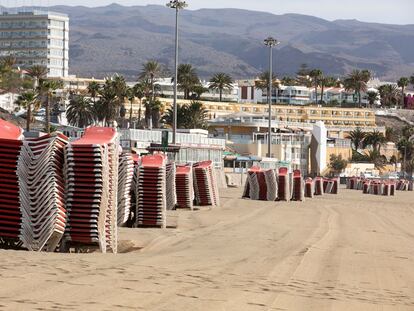 Hoteles cerrados y tumbonas recogidas, el 6 de mayo, en la playa del Inglés (Gran Canaria).