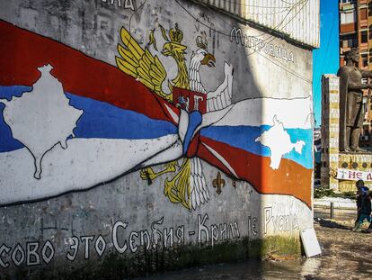 Mural en la zona de mayoría serbia de Mitrovica con el mensaje "Kosovo es Serbia, Crimea es Rusia", el pasado lunes.