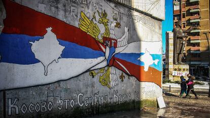 Mural en la zona de mayoría serbia de Mitrovica con el mensaje "Kosovo es Serbia, Crimea es Rusia", el pasado lunes.