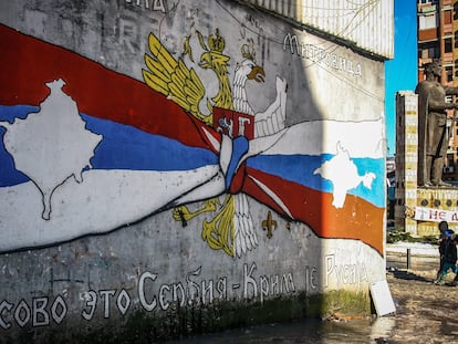 Mural en la zona de mayoría serbia de Mitrovica con el mensaje "Kosovo es Serbia, Crimea es Rusia", el pasado lunes.