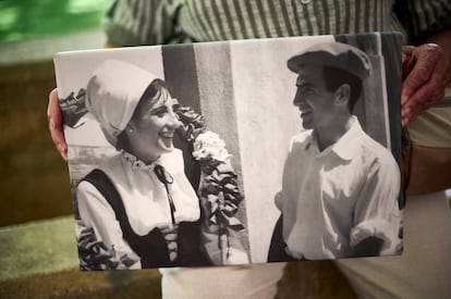 Una fotografía de Pili Casales de Miguel y su esposo cuando ambos bailaban en el grupo de danza Dantzaris de Pamplona/Duguna Iruñeko Dantzariak.