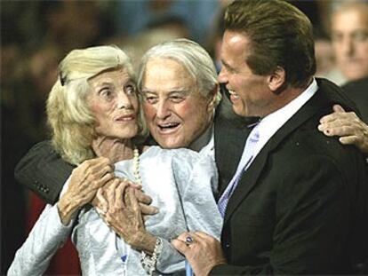 Schwarzenegger (derecha), con sus suegros, Sargent y Eunice, en Los Ángeles, tras conocer el resultado.
