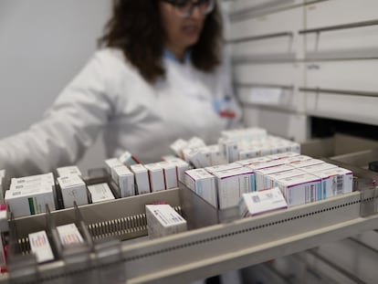 Una farmacéutica muestra medicamentos en una farmacia de Madrid, en febrero.