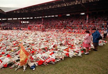 El césped de Anfield, cubierto de flores en 1989