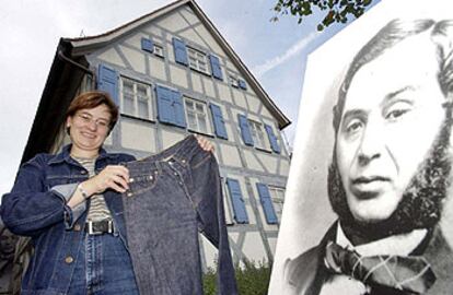 Retrato de Levi Strauss frente al museo en su honor en Buttenheim (Alemania), donde nació.