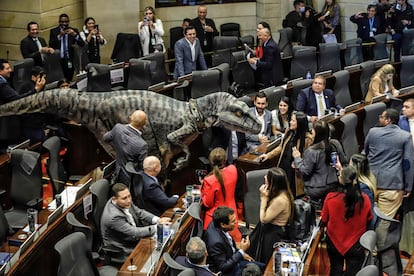 Una persona disfrazada de dinosaurio irrumpía en el Congreso de Colombia durante un debate sobre cambio climático, en junio de 2023.