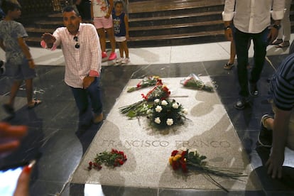Un hombre hace el saludo franquista junto a la tumba de Franco en la basílica del Valle de los Caídos en Madrid.