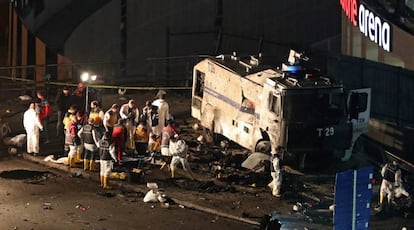 Investigadores de la policía trabajan en la escena de la explosión en los alrededores del estadio Vodafone Arena en Estambul.