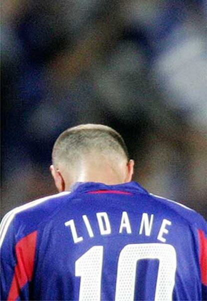 Zidane abandona el campo tras la eliminación de Francia por Grecia en la Eurocopa de 2004. Fue su último partido hasta la fecha.