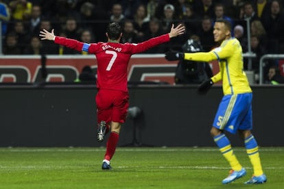 Cristiano celebra uno de sus goles a Suecia.