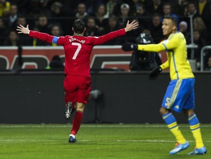 Cristiano celebra uno de sus goles a Suecia.