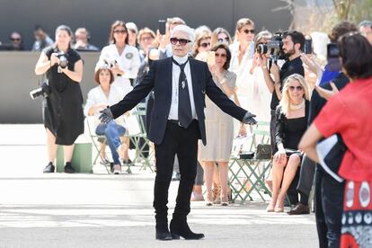 Karl Lagerfeld, vestido con pantalón pitillo, en el desfile de Alta Costura de Chanel celebrado el 4 de julio de 2017 en París.