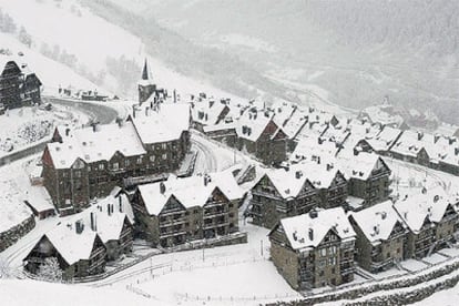 Vista de Baqueira Beret, en Lleida, completamente cubierta de nieve tras la primera nevada del otoño