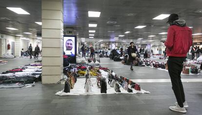 El intercambiador de plaza Catalunya con los vendedores ambulantes