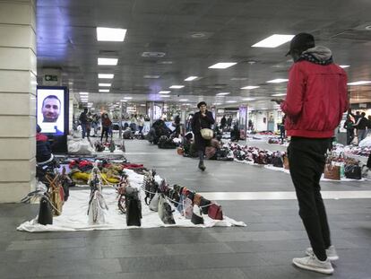 El intercambiador de plaza Catalunya con los vendedores ambulantes