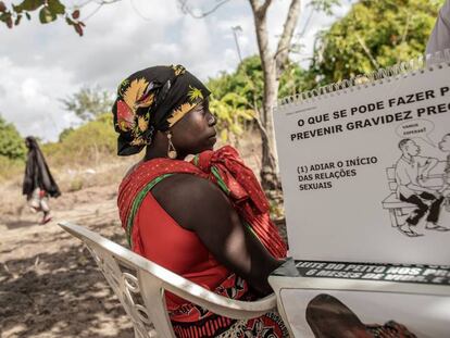 Una mujer escucha las explicaciones de una enfermera mozambiqueña sobre contracepción y educación sexual durante una charla en Massininca, en Mozambique, el4 de junio de 2018.