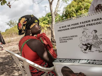 Una mujer escucha las explicaciones de una enfermera mozambiqueña sobre contracepción y educación sexual durante una charla en Massininca, en Mozambique, el4 de junio de 2018.