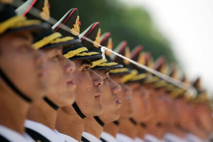 Miembros de la Guardia de Honor del Ejército Popular de Liberación se preparan para la ceremonia de bienvenida en honor de la canciller alemana, Angela Merkel, en el Gran Palacio del Pueblo Chino, en Pekín (China).