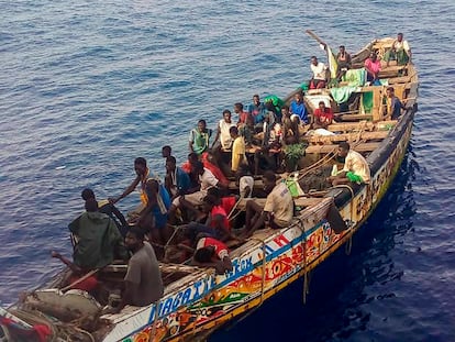 Imagen de los supervivientes del cayuco encontrado a la deriva en el Atlántico tomada desde el pesquero español que los rescató el pasado 15 de agosto.