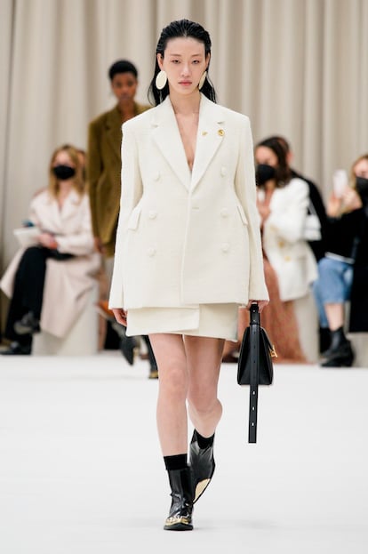 Una modelo, durante el desfile de Jil Sander.