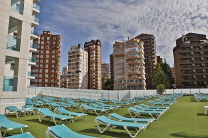 El hotel Port de Benidorm, justo antes de abrir a la espera de clientes.