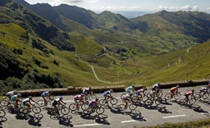 El pelotón, durante la 17ª etapa de la Vuelta.