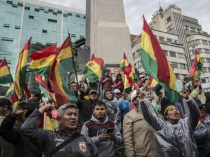 La policía sigue amotinada y la oposición busca reunir a la Asamblea para desencallar la actividad política