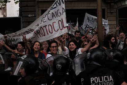 Manifestantes se enfrentan con la policía durante una manifestación en contra del desfinanciamiento del cine argentino en Buenos Aires, este jueves.