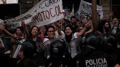 Manifestantes se enfrentan con la policía durante una manifestación en contra del desfinanciamiento del cine argentino en Buenos Aires, este jueves.