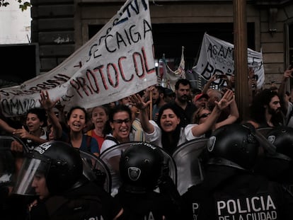 Manifestantes se enfrentan con la policía durante una manifestación en contra del desfinanciamiento del cine argentino en Buenos Aires, este jueves.