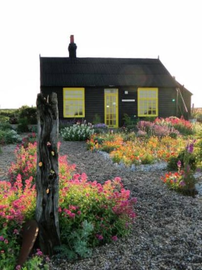 Jardín delantero de Prospect Cottage, la casita de pescadores victoriana a donde se retiró de la vida londinense el artista, escritor y cineasta Derek Jarman. Amplía la imagen para ver los detalles.