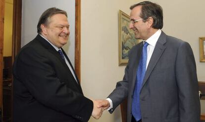 Antonis Samarás se reune con el líder del Pasok, Evangelos Venizelos, el día después de las elecciones
