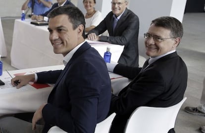 El secretario general del PSOE, Pedro Sánchez, y elresponsable de Economía del programa electoral socialista, Jordi Sevilla.