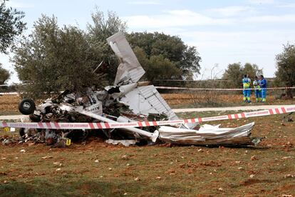 La alcaldesa ha relatado que, según los testigos, el choque ha sido "brutal" y el aparato ha quedado destrozado, con los restos muy desperdigados por el olivar, y ahora Policía Local y Guardia Civil están en la zona investigando lo ocurrido.