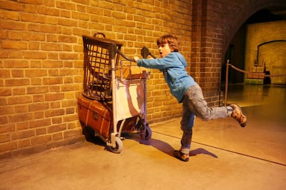 En los estudios hay dos carritos portamaletas como el que utilizó Harry Potter en las películas para atravesar el muro de la estación de trenes y llegar, en la otra dimensión, al andén 9 3/4.