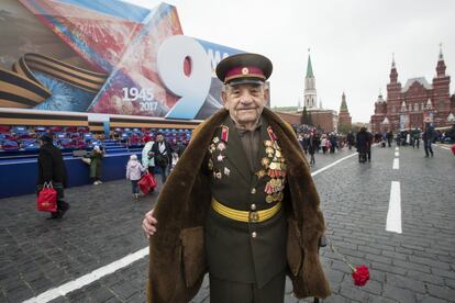 Alexei Marchenkov, um veterano russo de 94 anos que combateu na Segunda Guerra Mundial, posa para uma foto na praça Vermelha.