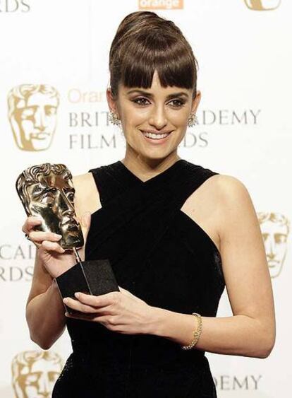 Penélope Cruz con el premio Bafta.