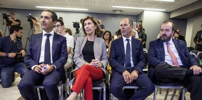 De izquierda a derecha, Patrick Drahi, cofundador de Altice; Rosa Cullell, consejera delegada de Mediacapital; Armando Pereira, cofundador de Altice, y José Luis Sáinz, consejero delegado de Prisa.